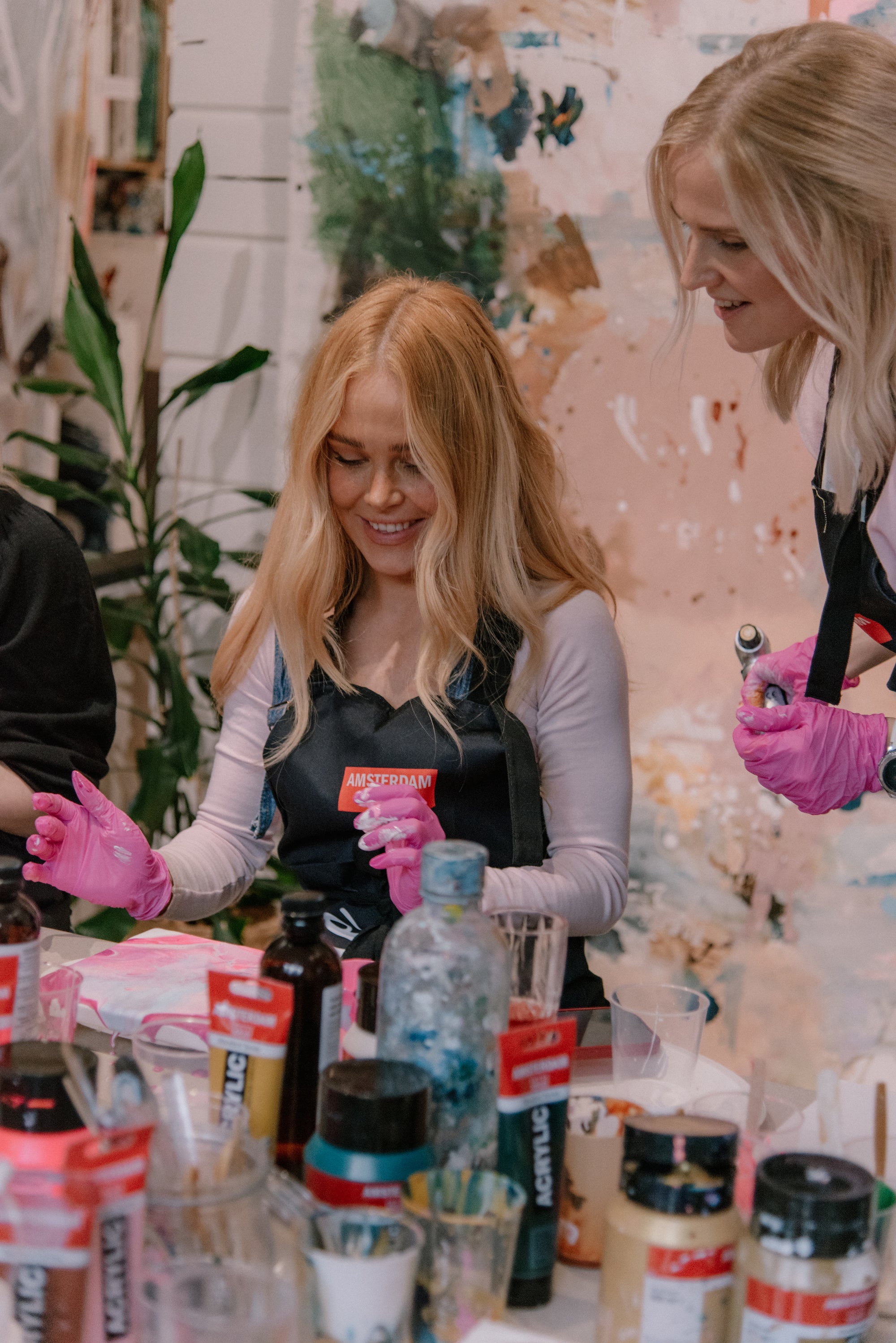 Acrylic pouring courses in Finland